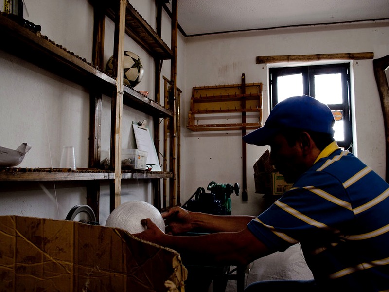 Maestro artesano en el taller de Monguí calibrando la cámara del balón