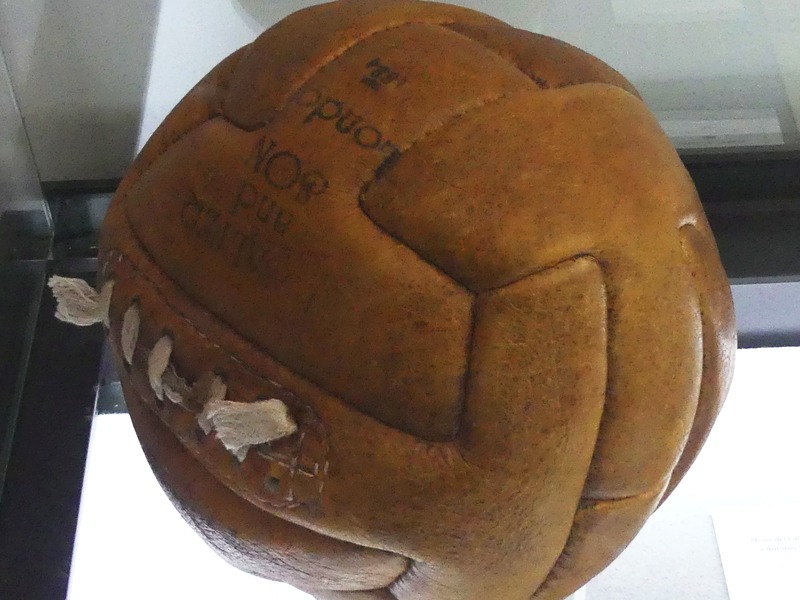 Balón de cuero inglés victoriano 1884 cosido a mano