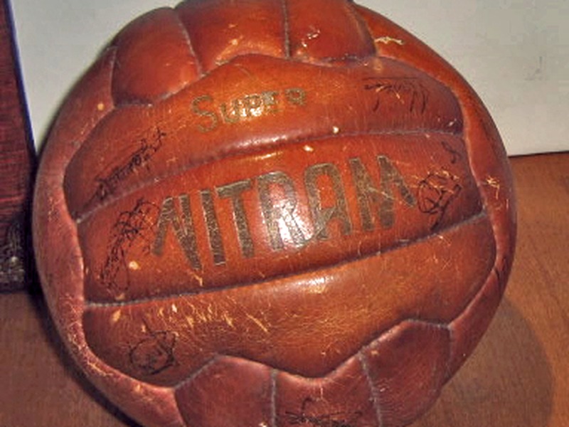 Balón clásico firmado Super Nitram 1958 en cuero legítimo