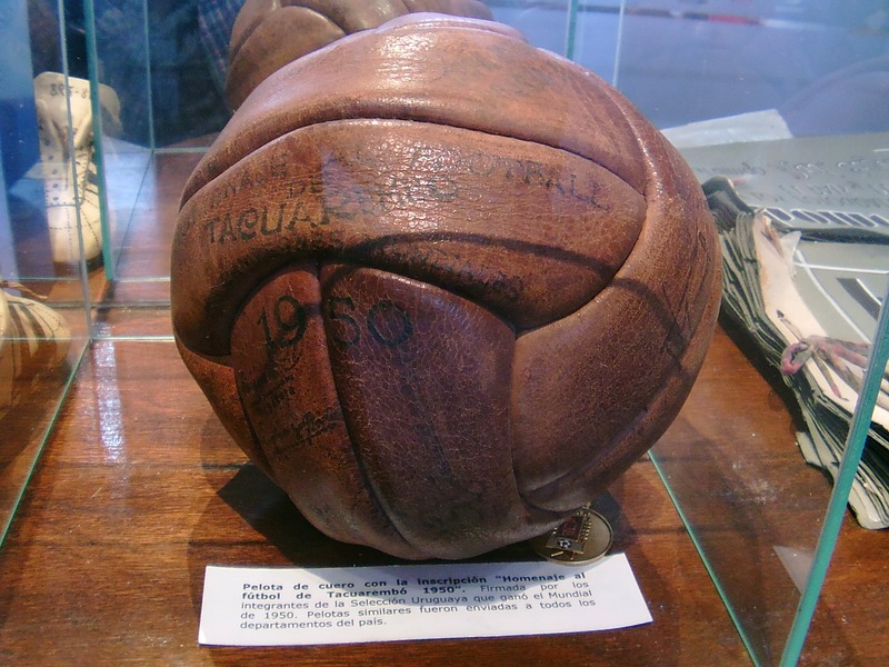 Base de exhibición en madera noble tallada para balones de colección