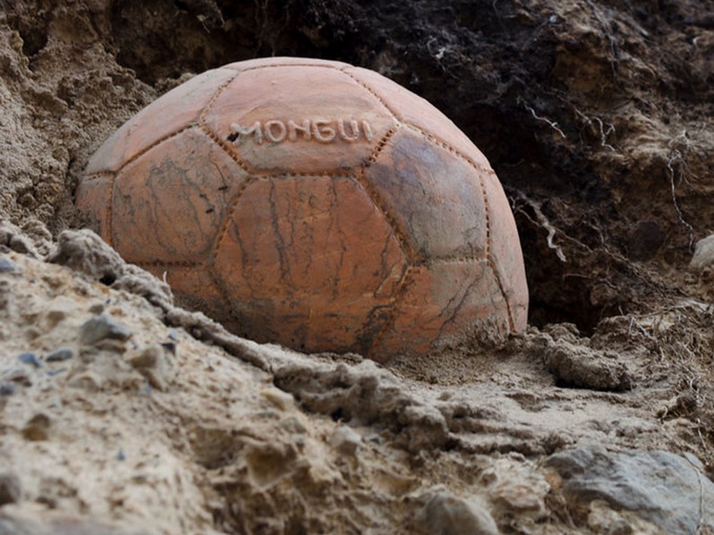 Monumento artesanal en forma de balón de fútbol en Monguí, Boyacá
