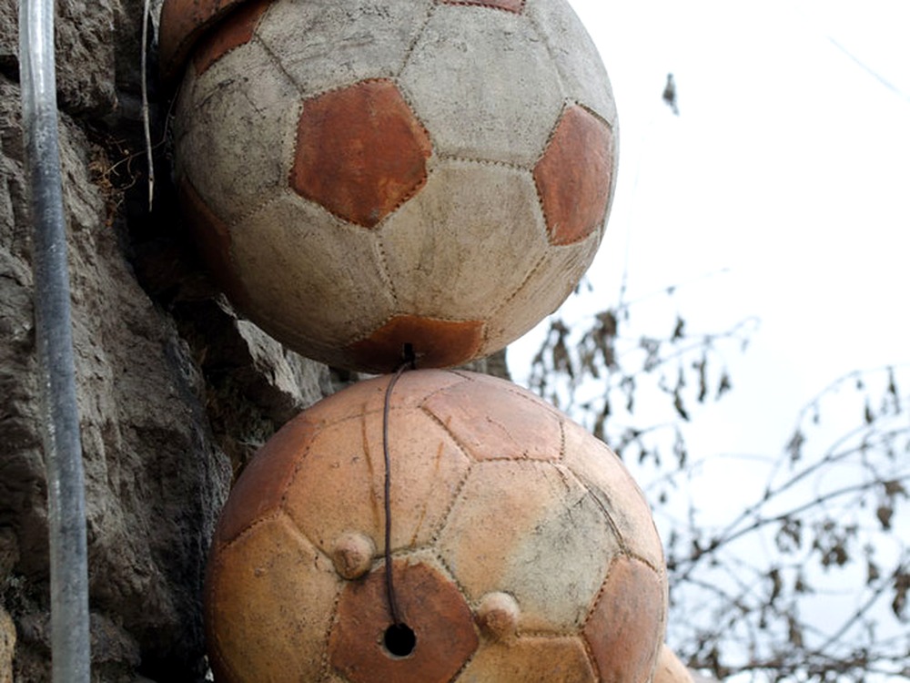 Balones tradicionales de 32 paneles en muros coloniales de Monguí